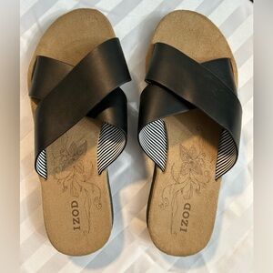 Like New Women’s Izod Slides in Black, Size 6.
